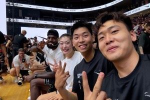 与老詹近距离接触！赵睿晒18张活动照：解锁多重身份✌