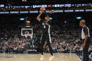 为抢地板球头朝下冲向记分台！卡斯尔：无论如何都要把球救回来